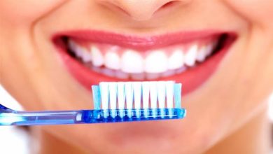 صورة خطأ شائع يرتكبه كثيرون أثناء تنظيف الأسنان