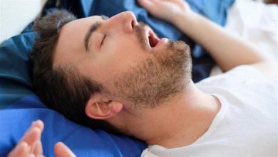 صورة هل ربط الفم بشريط لاصق أثناء النوم يعالج الشخير؟