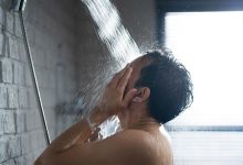 صورة ماذا يحدث إذا دخل الماء بأذنك أثناء الاستحمام؟.. لن تتوقع