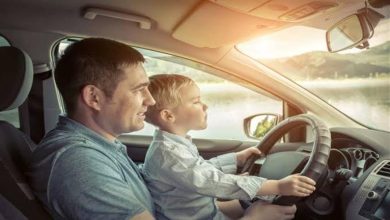صورة احذر.. لا تضع طفلك على حِجرك أثناء قيادة السيارة