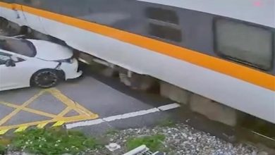 صورة فيديو صادم.. سيارة تندفع نحو قطار مسرع بدلا من تفاديه في تايوان