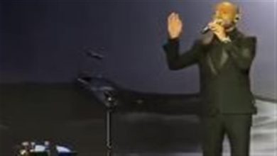 صورة تامر عاشور يغني “ميدلي” لأشهر أغانيه في حفل “ليلة الدموع”