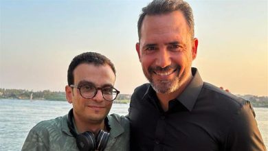 صورة ظافر العابدين مع المخرج أمير رمسيس في كواليس “أنف وثلاث عيون”