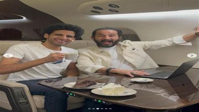 صورة حمدي الميرغني مع أحمد حلمي على الطائرة: “كله تمثيل علشان الصور”