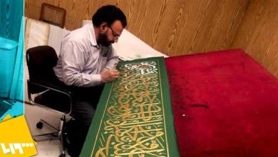 صورة له 3 لوحات في الروضة الشريفة.. مفاجأة حول جنسية خطاط المسجد النبوي