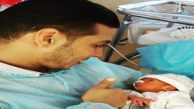 صورة احتضنه يوم ولادته وقبل وفاته.. صورة أب أردني وطفله تثير حزن رواد “السوشيال ميديا”