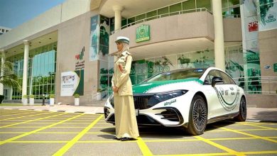 صورة شرطة دبي تعلن انضمام مرسيدس بنز EQS 580 إلى أسطول سياراتها الفارهة.. صور