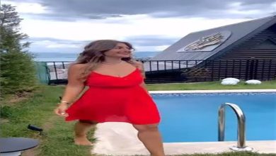 صورة منة فضالي تخطف الأنظار بإطلالة جريئة أمام حمام السباحة (صور وفيديو)