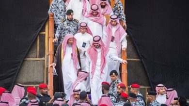 صورة نيابة عن خادم الحرمين.. نائب أمير مكة يتشرف بغسل الكعبة  أخبار السعودية