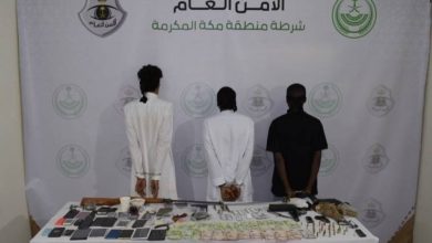 صورة القبض على 3 أشخاص لترويجهم المخدرات وبحوزتهم أسلحة نارية وذخيرة حية  أخبار السعودية