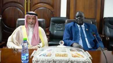 صورة “قطان” يبحث تعزيز العلاقات مع وزير خارجية جنوب السودان