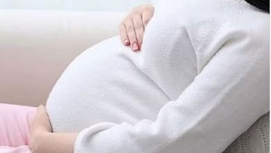 صورة استشارية توضح أسباب وتوقيت إجراء قياس عنق الرحم أثناء الحمل