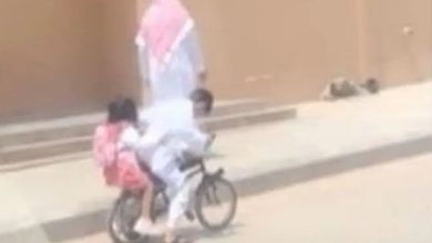 صورة بريدة.. طفل يوصل أخته للمدرسة بدراجة يشعل تعاطف وقلوب السعوديين