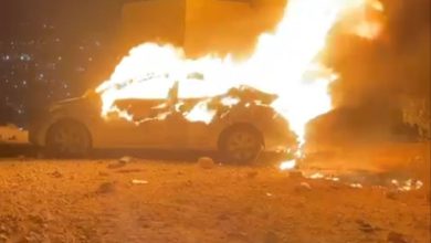 صورة شبان يُشعلون النيران بمركبة مستوطن قرب ترمسعيا
