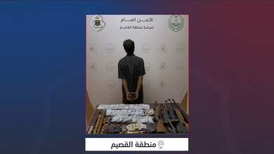 صورة القبض على مواطن يروج للأقراص الخاضعة للتنظيم الطبي وبحوزته أسلحة وذخيرة بالقصيم