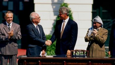 صورة بعد 30 عاما.. الكشف عن برتوكول جلسة الحكومة الإسرائيلية للمصادقة على اتفاقية أوسلو
