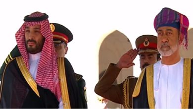 صورة ولي العهد يغادر مسقط عقب زيارة خاصة التقى فيها سلطان عمان