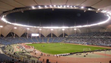 صورة كولر يعاين أرضية ملعب أستاد الملك فهد قبل مباراة اتحاد العاصمة