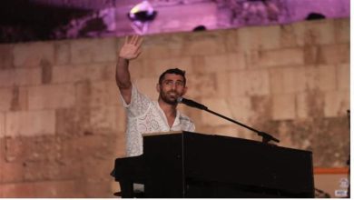 صورة عزيز مرقة يغني “مجنناني” ونسمة عبدالعزيز تعزف “3 دقات” و”شنكلوه” بمهرجان القلعة