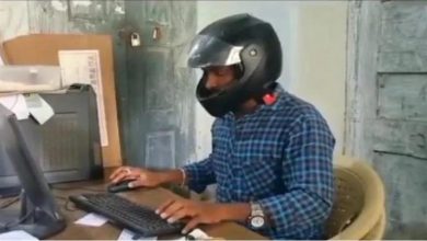 صورة لماذا يرتدي بعض موظفي الحكومة بالهند خوذات أثناء العمل في المكاتب؟