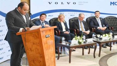 صورة توقيع اتفاقية بين شركتي MCV وفولفو لتصنيع أتوبيسات كهربائية بمصر للتصدير