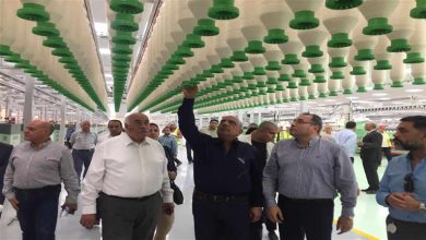صورة وزير قطاع الأعمال يشهد أول شحنة تصدير تجريبي لمصنع “غزل 4”