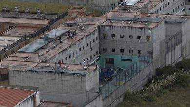 صورة سجناء يحتجزون 57 حارساً وشرطياً في الإكوادور  أخبار السعودية