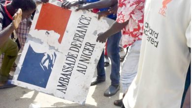 صورة الأزمة تتصاعد.. النيجر : سفير فرنسا لم يعد دبلوماسيا  أخبار السعودية
