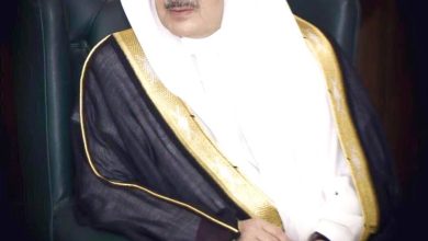 صورة أمير تبوك يواسي العطيات في وفاة والدهم  أخبار السعودية