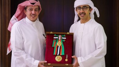 صورة رئيس الإمارات يمنح السفير الدخيل «وسام زايد الثاني» من الطبقة الأولى  أخبار السعودية