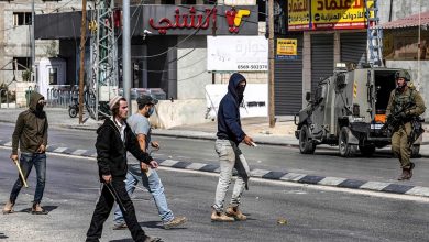 صورة إصابة عدد من الفلسطينيين في اعتداءات للمستوطنين الإسرائيليين بمدينة الخليل