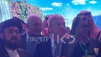 صورة رصد ردة فعل وزير الخرجية السوري عندما وجد نفسه بجانب نظيره الإسرائيلي في السعودية