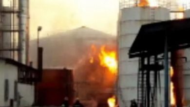 صورة السيطرة على حريق في وحدة لتكرير النفط في إيران