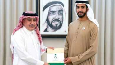 صورة سلطان العنقري يسلم نسخة أوراق اعتماده سفيرًا للمملكة لدى الإمارات
