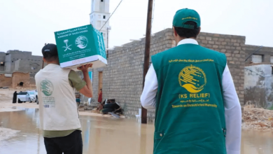 صورة مركز الملك سلمان للإغاثة يقدم مساعدات للمتضررين من إعصار تيج في المهرة