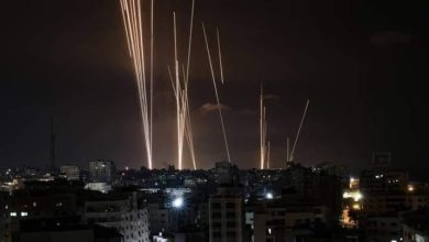صورة إطلاق صفارات الإنذار في تل أبيب ومدن وسط إسرائيل بعد سقوط صاروخ