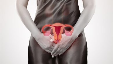 صورة سيدة تندم بعد تجاهلها هذه الأعراض – علامات تكشف سرطان الرحم
