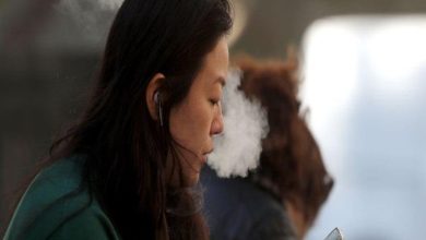 صورة مراهقة تكافح من أجل التنفس بعد تدخين السجائر الإلكترونية