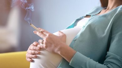صورة التدخين أثناء الحمل.. خطر يهدد صحة الطفل والأم