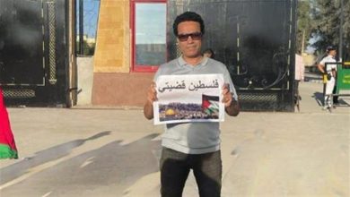 صورة سامح حسين أمام معبر رفح: “فلسطين قضيتي”