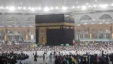 صورة وسط دعوات المصلين والطائفين.. أجواء إيمانية تحت المطر بالمسجد الحرام (صور)