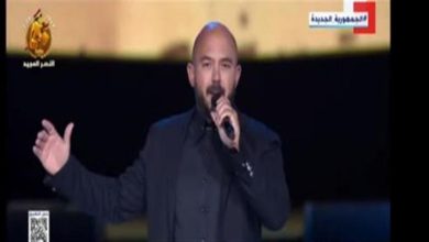 صورة محمود العسيلي يغني “سموني مصري” في الندوة التثقيفية