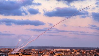صورة إطلاق قذائف صاروخية من سوريا على “إسرائيل”