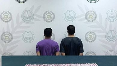 صورة القبض على مواطنين لترويجهما أقراصًا خاضعة لتنظيم التداول الطبي في الرياض