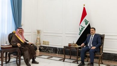 صورة وزير الخارجية يبحث مع رئيس وزراء العراق القضايا الإقليمية والدولية