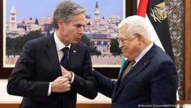 صورة الرئيس عباس يصل عمان للقاء العاهل الأردني ووزير الخارجية الأمريكي