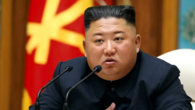 صورة زعيم كوريا الشمالية يتفقد صورا التقطها قمر تجسس لقواعد أمريكية بهاواي