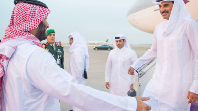 صورة ولي العهد يستقبل أمير دولة قطر لدى وصوله العاصمة الرياض