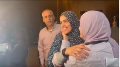صورة بالفيديو.. لحظات مؤثرة مع إطلاق أسيرة فلسطينية بعد 8 سنوات في السجون الإسرائيلية