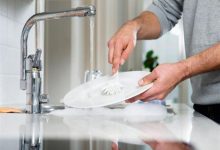 صورة هل غسل الأطباق خطر على الصحة؟.. 5 أخطاء شائعة تحوله إلى مصدر تهديد للجسم